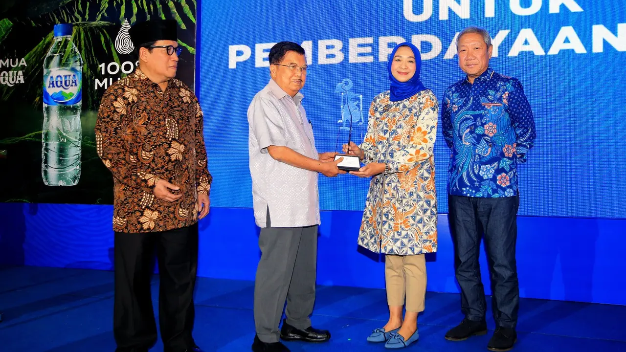 Dewan Masjid Indonesia (DMI) dan Aqua pada hari ini, Senin (9/12/2024) menandatangani Nota Kesepahaman (MoU) di Pabrik Aqua di Mekarsari, Sukabumi, Jawa Barat (Jabar).
