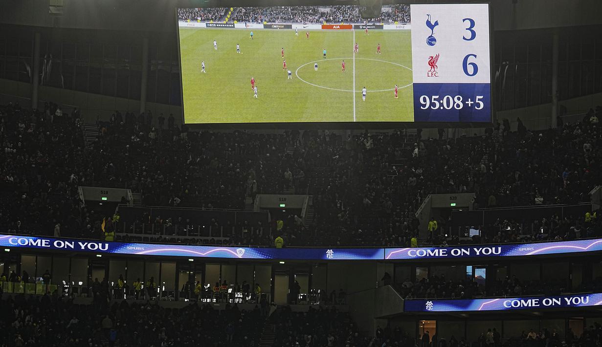 Tayangan papan skor laga lanjutan Liga Inggris 2024/2025 antara Tottenham Hotspur melawan Liverpool di Stadion Tottenham Hotspur, London, Inggris Minggu (22/12/2024). (AP Photo/Dave Shopland)