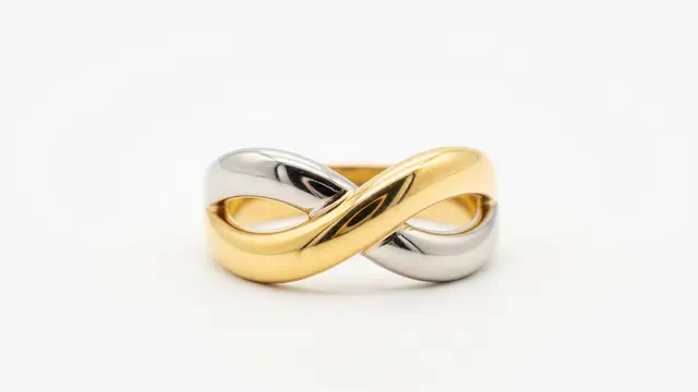 Model Cincin Emas Minimalis Dua Warna yang Tampak Mewah Meski Simpel