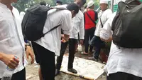 Air di Istiqlal Dimatikan, Demonstran Berwudu dengan Air Mineral