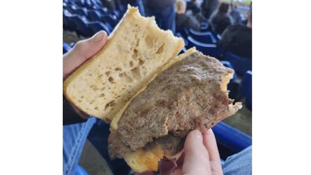 7 Potret Jajanan Gagal Masak yang Dibeli di Stadion Sepak Bola, Bikin Elus Dada