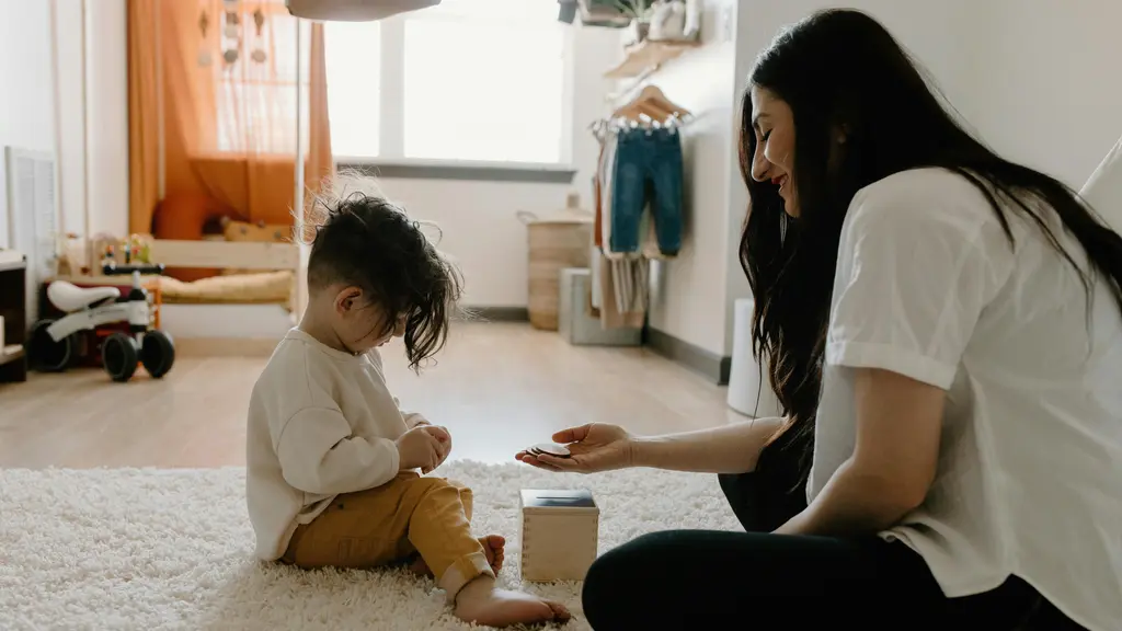 Salah satu aktivitas yang cukup sering dicoba di rumah adalah permainan sensorik (Sumber: Pexels.com)