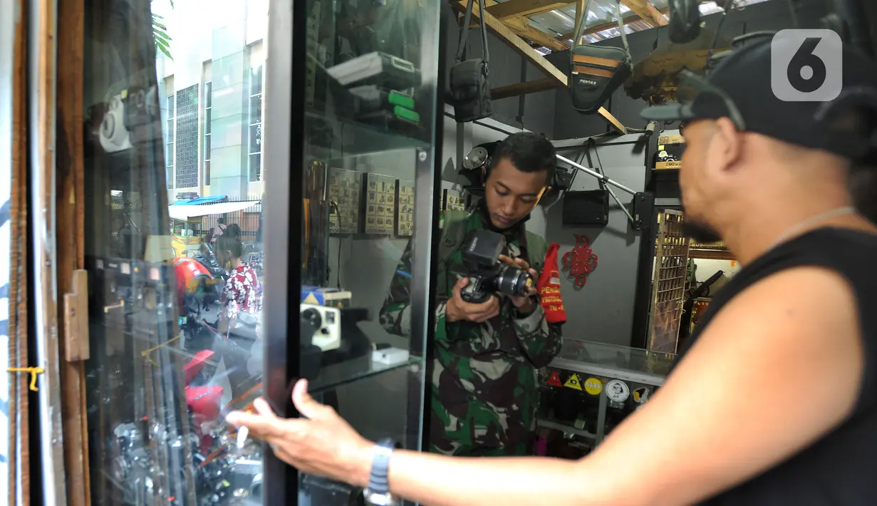 Warga melihat kamera bekas di Kebayoran Vintage, Jakarta, Rabu (30/9/2020). Selama masa pandemi penjualan barang-barang bekas  rumah tangga di meningkat hingga 75 % dimana warga menjual barang-barang miliknya untuk mencukupi kebutuhan hidup sehari-hari. (merdeka.com/Arie Basuki)