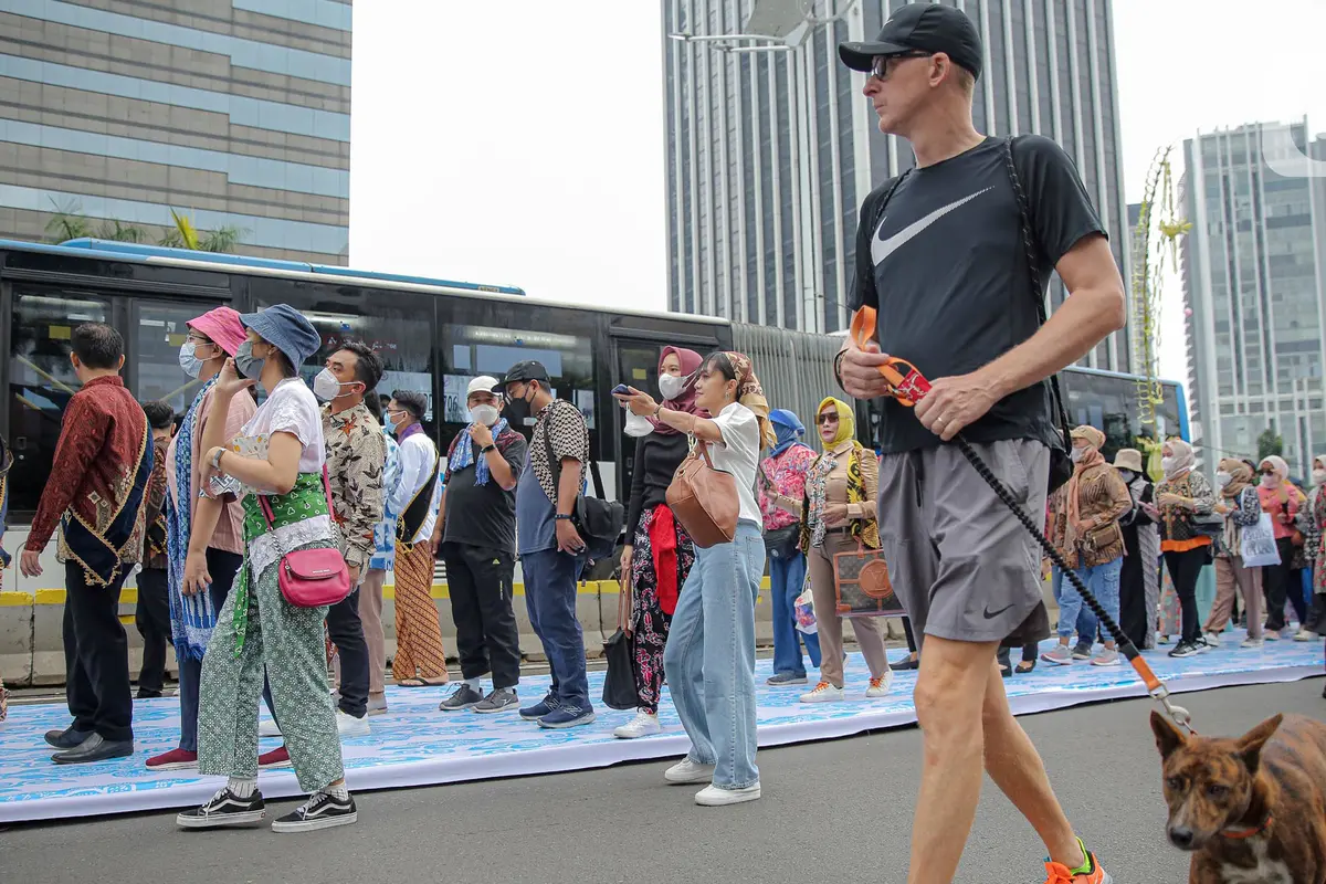 Catwalk Terpanjang Menyambut Hari Batik Nasional 2022