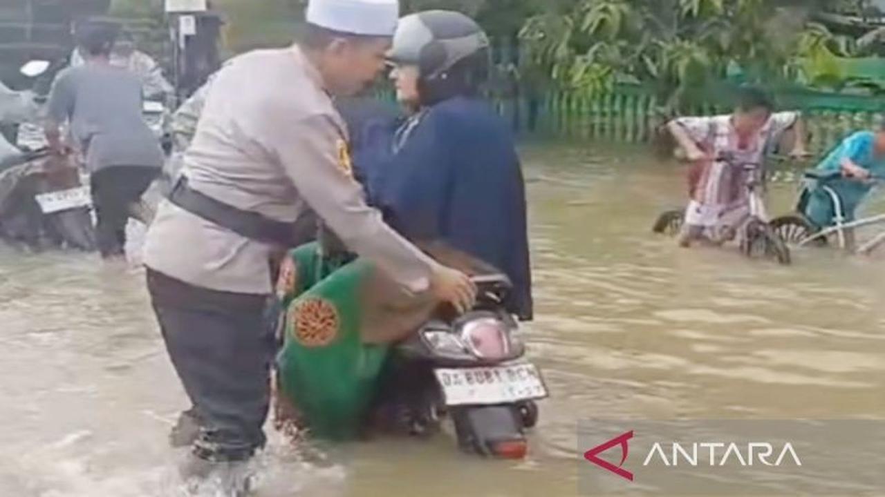 Polres Banjar Kerahkan Tim SAR Samapta Tangani Banjir, Imbau Warga Waspada di Martapura