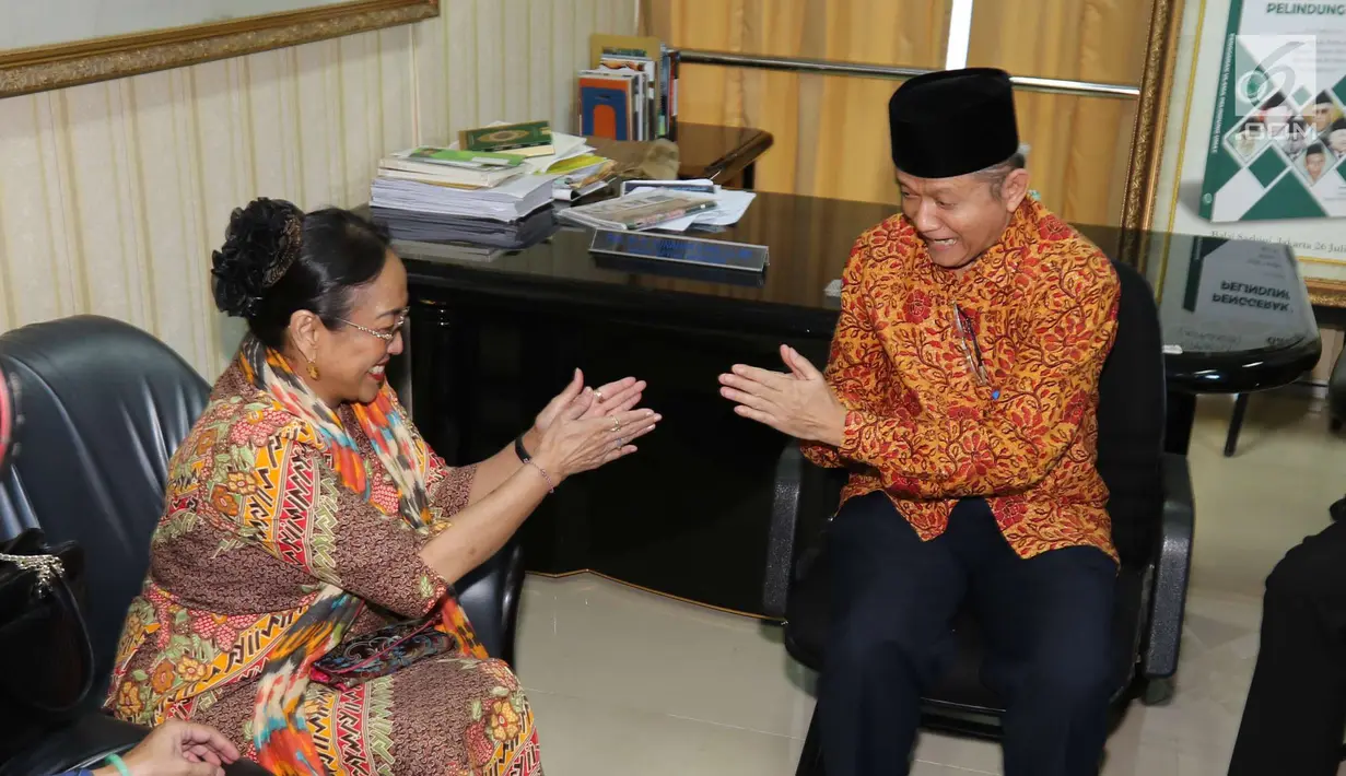 Budayawati Sukmawati Soekarnoputri ditemui oleh perwakilan MUI setibanya di kantor Majelis Ulama Indonesia, Jakarta, Kamis (5/4). Sukmawati datang untuk mengadakan pertemuan  tertutup dengan Ketua Umum MUI, Ma'ruf Amin. (Liputan6.com/Angga Yuniar)