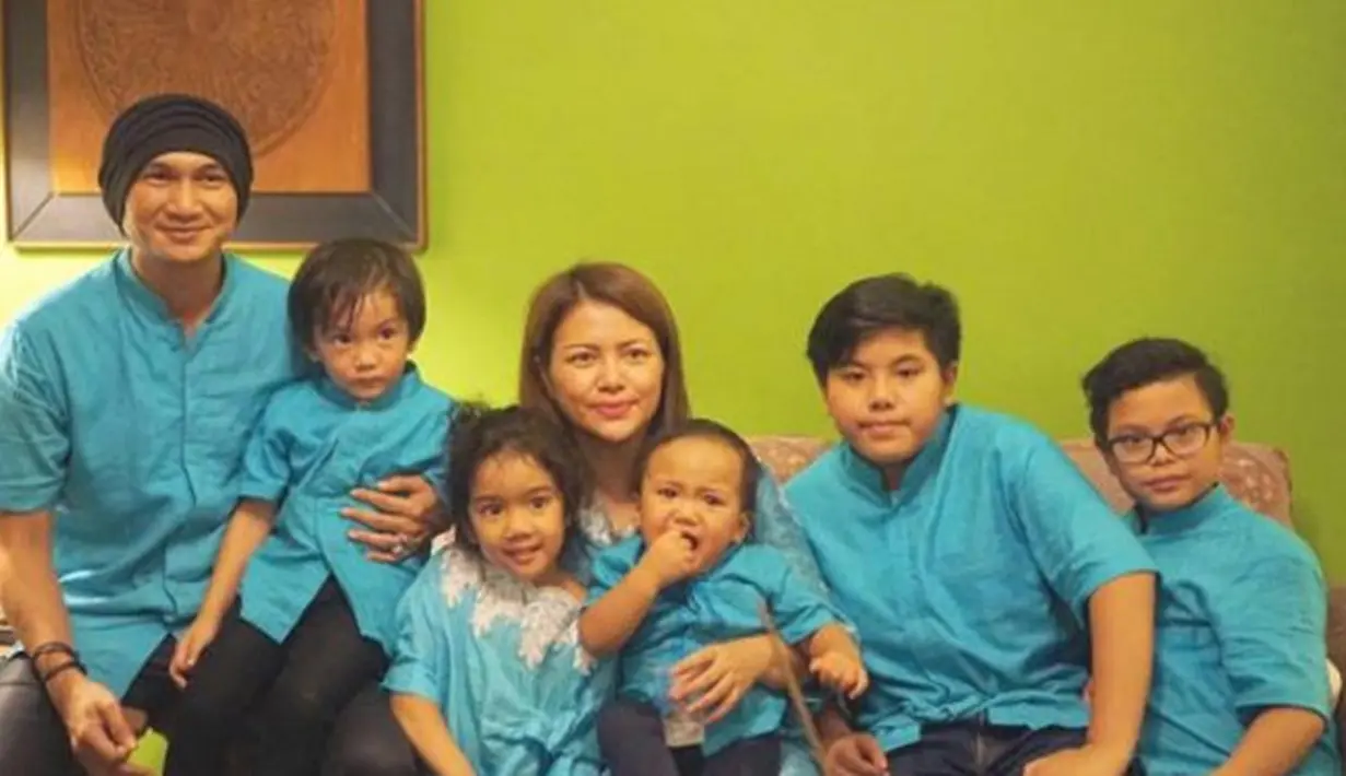 "Aku baru tahu kalau ada grup band Drive. Lagu-lagunya juga aku nggak tahu, apa aja. Aku sendiri saat itu biasa-biasa aja dengan Mas Anji. Kami juga nggak tukar-tukaran nomor telepon," kenang Wina berbincang dengan Bintang.com, Jumat (26/5).(dok. Pribadi)