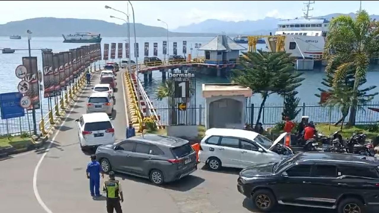 Antrean kendaraan yang hendak menyebrang ke Pulau Bali melalui Pelabuhan Ketapang Banyuwangi (Istimewa)