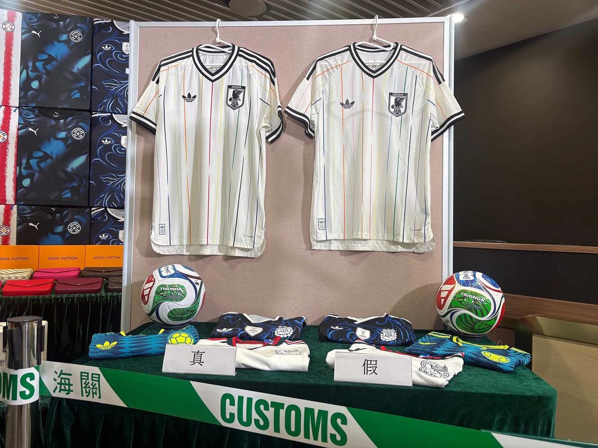 FOTO: Jelang Final Piala Dunia Hong Kong Sita Ribuan Jersey Palsu