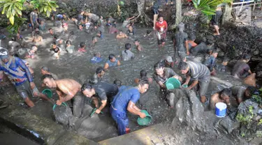 Warga melakukan prosesi resik sendang atau pembersihan mata air dalam tradisi Sadranan di Sendang Gede Pucung, Pudakpayung, Semarang, Jumat (12/4). Tradisi turun temurun membersihkan mata air dilanjutkan berdoa dan makan bersama itu sebagai rasa syukur atas limpahan rezeki. (Liputan6.com/Gholib)