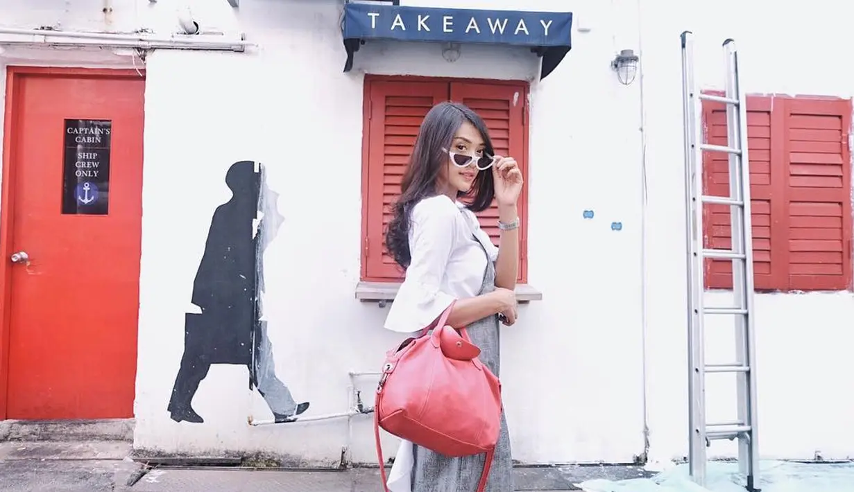 Nah, seperti yang satu ini misalnya, gaya Anissa kekinian banger dengan dress abu-abu dan outer putihnya. Gayanya makin kekinian dengan kacamata yang hits.  (Instagram/anissaaziza)