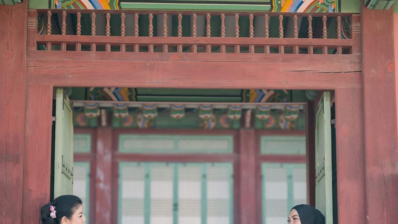 Potret Cantik Mami Rieta Amilia dan Desiree Tarigan Pakai Handbok di Korea, Bestie Awet Muda