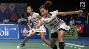 Ganda Campuran Indonesia, Della Destiara Haris dan Rosyita Eka Putri Sari saat berlaga melawan Chang Ye Na dan Lee So Hee (Korea) dalam babak perempat final Indonesia Open 2017 di JCC Plenary Hal, Jakarta, Jumat (16/6). (LIputan6.com/Faizal Fanani)