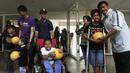 Pelatih Timnas Indonesia U-23, Indra Sjafri, memberikan bola kepada anak-anak yang datang ke Stadion Madya, Jakarta, Rabu (13/3). Sejumlah anak dari Yayasan Rumah Harapan Indonesia datang menemui Timnas U-23 (Bola.com/Vitalis Yogi Trisna)