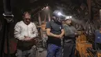 Penambang batu bara melaksanakan sholat setelah berbuka puasa di bawah tanah di sebuah tambang di Zenica, Bosnia, (29/4/2021). Setelah berbuka, salah satu penambang mengeluarkan panggilan untuk sholat dan para pria dibagi menjadi dua atau tiga kelompok sebelumnya. (AP Photo/Kemal Softic)