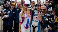 Maverick Vinales dan Paris Hilton. (Fox Sport)