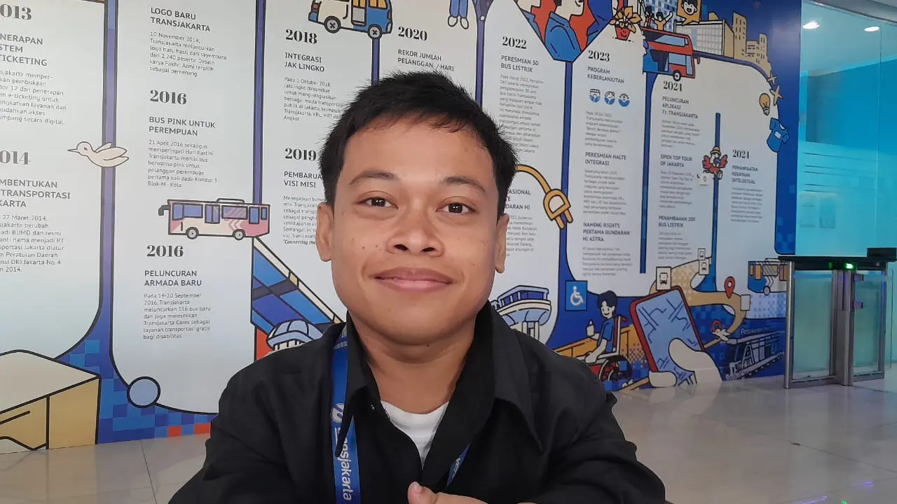 Zidan, penyandang disabilitas yang kini bekerja di PT Transjakarta sebagai tim desain grafis.