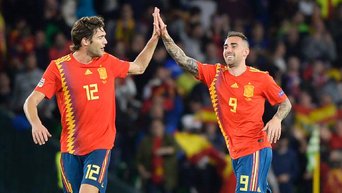 Striker Spanyol, Paco Alcacer (kanan) berselebrasi dengan rekannya Marcos Alonso usai mencetak gol ke gawang Inggris pada pertandingan  Grup 4 UEFA Nations League 2018 di stadion Benito Villamarin, Sevilla (15/10). (AFP Photo/Cristina Quicler)