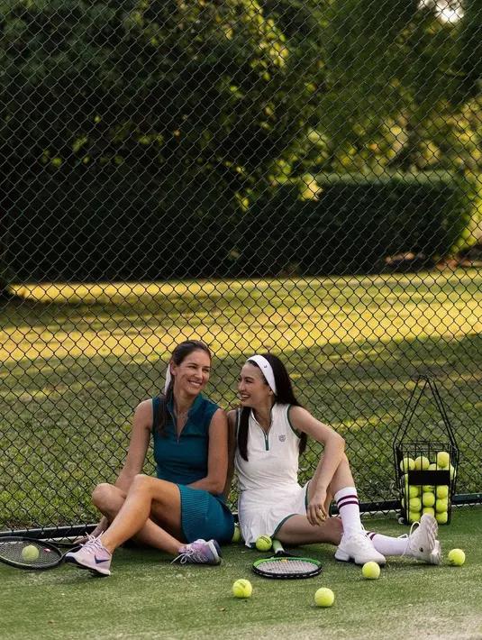 Dia juga sempat berfoto dengan Dasha Berezhnaya. Mereka terlihat kompak saat bermain tennis