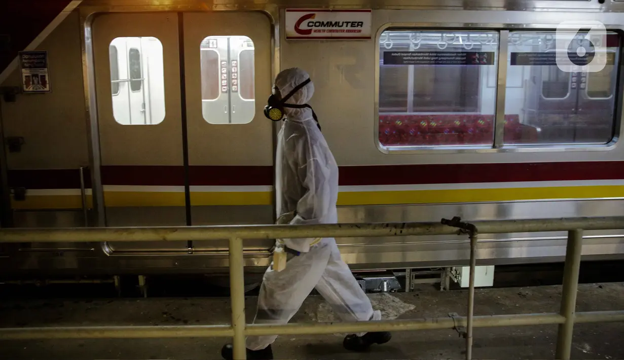 Petugas mengenakan pakaian pelindung saat membersihkan rangkaian KRL Jabodetabek di Dipo Depok, Jawa Barat, Jumat (13/3/2020). Pembersihan bagian luar dan bagian dalam kereta menggunakan cairan disinfektan guna mengantisipasi penyebaran virus corona (Covid-19). (Liputan6.com/Faizal Fanani)