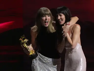 Taylor Swift menerima penghargaan Video of the Year untuk lagu “The Fate of Ophelia” dalam ajang MTV Video Music Awards (VMAs) 2026 di Peacock Theater, Los Angeles, Amerika Serikat, Minggu (27/9/2026) waktu setempat. (AP Photo/Chris Pizzello)