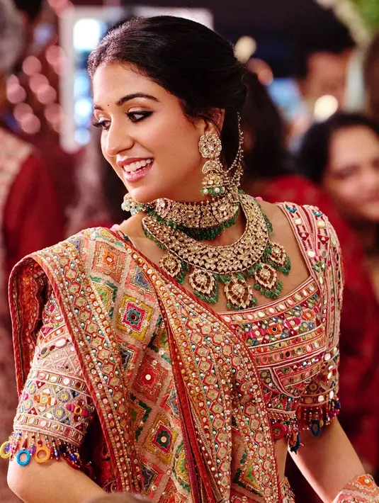 Rambut panjang Radhika Merchant pun dikepang dengan hiasan warna-warni dan makeup double eyeliner [@taruntahiliani]