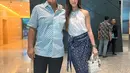 Nia Ramadhani terlihat modern dengan rok batik lilit dan haltertop berwarna putih [@ramadhaniabakrie]