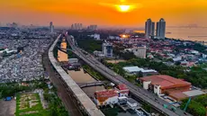 Foto udara memperlihatkan suasana pembangunan Jalan Tol Harbour Road II (HBR II) ruas Ancol Timur–Pluit di kawasan Ancol, Jakarta Utara, Senin (6/4/2026) sore WIB. Sebagai bagian dari upaya meningkatkan konektivitas di wilayah pesisir utara kota Jakarta, pengerjaan pembangunan jalan bebas hambatan atau tol Harbour Road II terus dikerjakan. (merdeka.com/Arie Basuki)