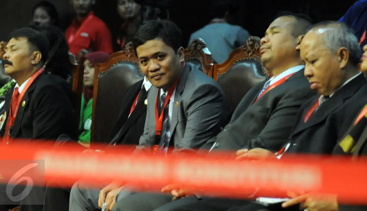 Ketua DPP Partai Gerindra Habiburokhman (tengah) hadir di sidang gugatan pasal aturan cuti kampanye dalam UU Pilkada di Mahkamah Konstitusi, Jakarta, Rabu (31/8). Gugatan diajukan Gubernur Jakarta, Basuki Tjahaja Purnama. (Liputan6.com/Helmi Fithriansyah)