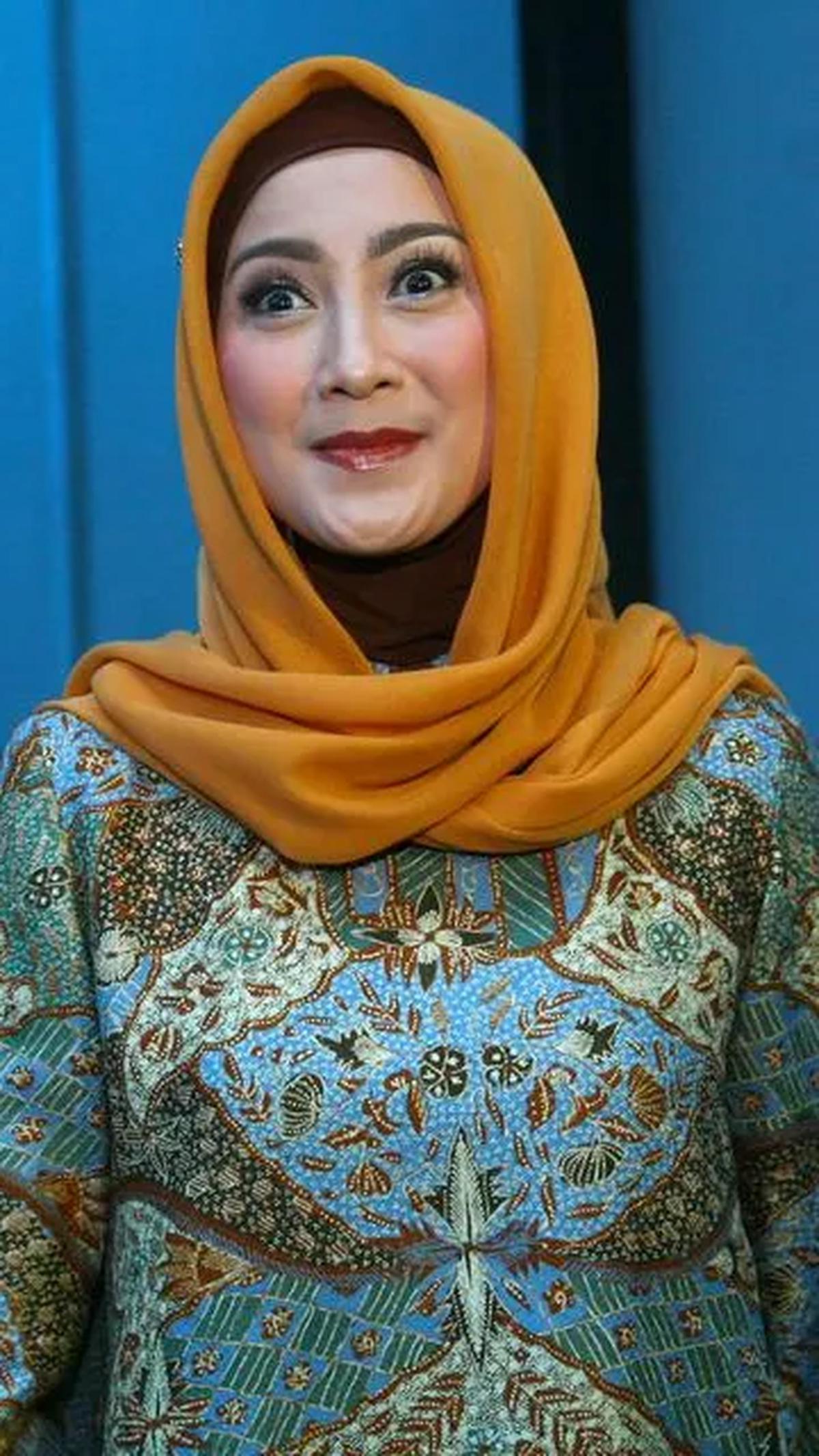 7. Desy Ratnasari, Dapil Jabar IV

Nama Desy Ratnasari tentunya sudah tak asing bagi publik. Aktris cantik sekaligus penyanyi era 1990-2000-an ini, akan kembali mewarnai deretan Pemilu 2024 dari dapil Jawa Barat IV.