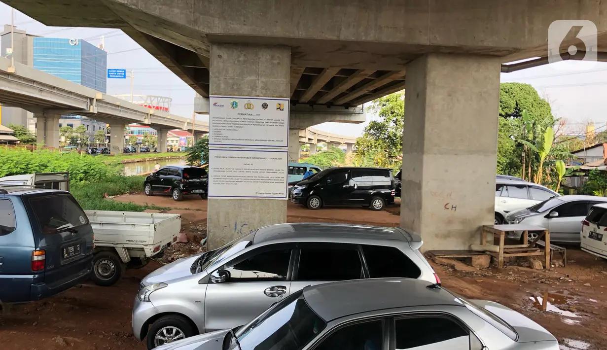 Kendaraan parkir di kolong jalan tol Becakayu di kawasan Cipinang Muara, Jakarta Timur, Jumat (13/3/2020). Minimnya lahan parkir membuat sebagian pemilik kendaraan tetap memarkirkan kendaraannya di kolong tol tersebut, meskipun telah terpampang larangan parkir. (Liputan6.com/Immanuel Antonius)