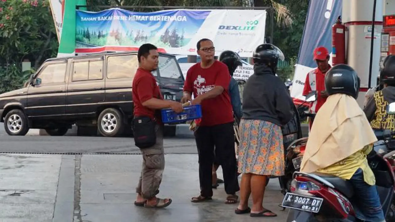 Bukalapak Bagikan Paket Takjil dan Santunan di 14 Kota