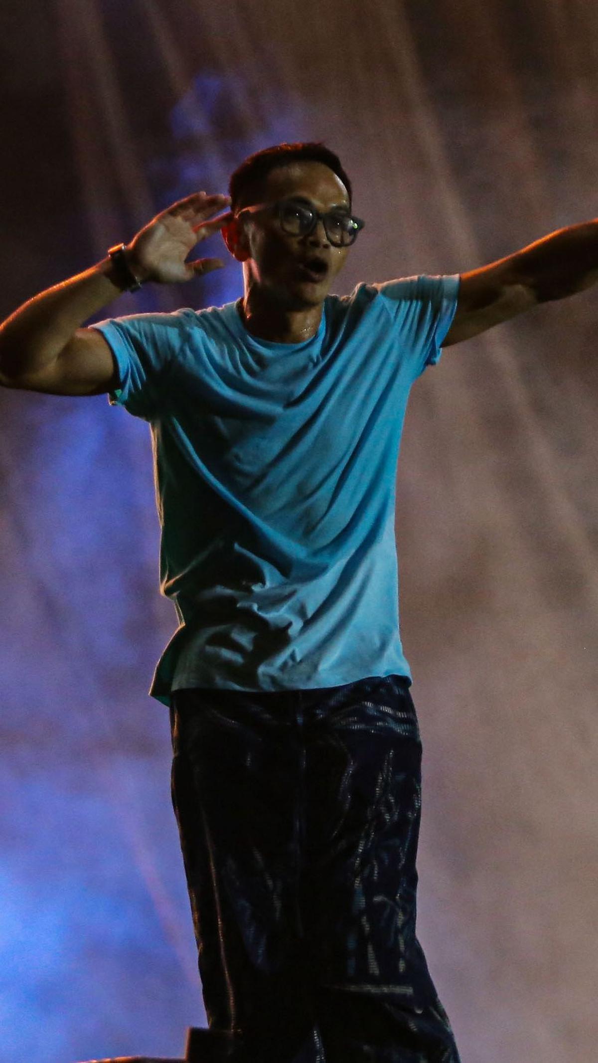 Sementara, Project Pop berhasil menggoyang ribuan penonton Titik Kumpul Festival dengan lagu-lagunya, seperti <i>Ingatlah Hari Ini, Dangdut Is The Music Of My Country, </i>dan<i> Goyang Duyu</i>. Foto: Liputan6.com/Angga Yuniar