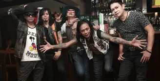Sebagai penanda 22 tahun mewarnai industri musik Tanah Air, grup band /rif meluncurkan single berjudul Nikmati Aja. Bahkan, tidak mudah sebuah band tetap solid sampai usianya seperempat abad. (Galih W. Satria/Bintang.com)