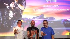 Direktur Bisnis dan Operasional PT Jakarta Propertindo (Perseroda) atau Jakpro, Adi Adnyana bersama Personil Dewa 19, Ahmad Dhani, foto bersama setelah memberikan keterangan pers terkait Jakarta E-Prix 2025 di Taman Ismail Marzuki (TIM), Jakarta Pusat, Selasa (10/6/2025). Formula E dipastikan semakin meriah dengan kehadiran Dewa 19 All Stars sebagai penampil utama. (Bola.com/M Iqbal Ichsan)