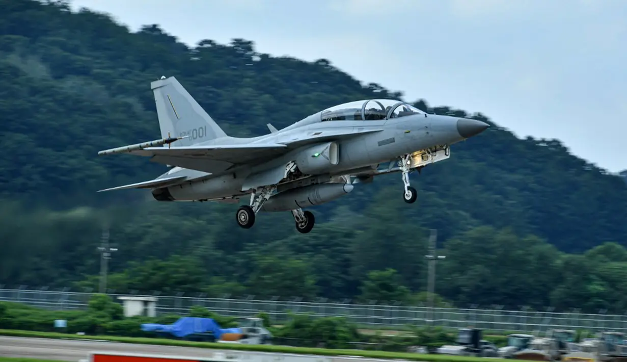Korea Utara terus-menerus menguji apa yang disebutnya "rudal jelajah strategis" sejak akhir 2021. Beberapa analis mengatakan rudal itu bisa berujung bom nuklir. Sambil memodernisasi dan memperkuat kekuatan angkatan lautnya, Korea Utara memamerkan drone serangan bawah air berkemampuan nuklir baru pada Maret. (Handout/South Korean Defence Ministry/AFP)