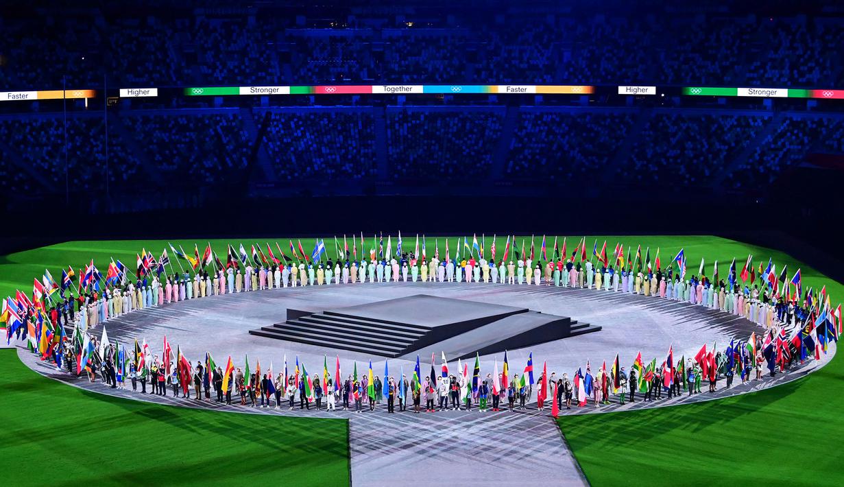 Atlet pembawa bendera tiba dengan membawa bendera nasional mereka saat upacara penutupan Olimpiade Tokyo 2020, di Stadion Olimpiade, Tokyo, pada 8 Agustus 2021.
(AFP/Pedro Pardo)