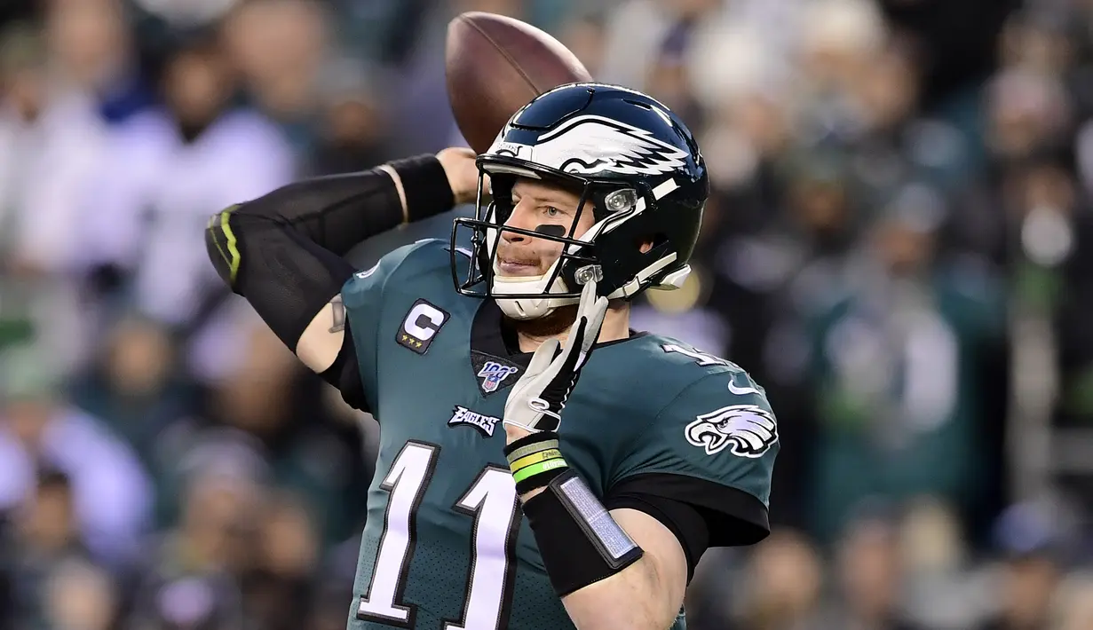 10. Carson Wentz (American Football) - Carson Wentz merupakan atlet National Football League (NFL) yang dibayar mahal oleh Philadelphia Eagles. Pada tahun ini ia meraup pemasukkan USD 59,1 juta (Rp 866 miliar). (Steven Ryan/Getty Images/AFP)
