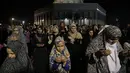 Umat muslim perempuan Palestina saat berdoa di depan Kubah Batu, di kompleks Masjid Al Aqsa, Yerusalem, Senin (13/7/2015). Setiap malam Lailatul Qadar, kompleks Masjid Al Aqsa dipenuhi para umat muslim. (AFP PHOTO/Ahmad GHARABLI)