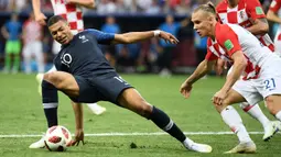 Striker Prancis, Kylian Mbappe, saat berebut bola dengan pemain Kroasia pada laga final Piala Dunia 2018 di Luzhniki Stadium, Moscow, (15/6/2018). Prancis menang 4-2 atas Krosia. (AFP/Jewel Samad)