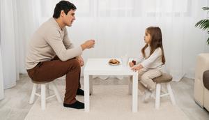 Peran orangtua sangat besar dalam membentuk emosi dan karakter anak. Setiap kata yang terucap bisa menjadi dorongan yang menenangkan atau justru melukai. Ketika orangtua sedang marah, sering kali nada bicara menjadi tinggi dan ucapan yang muncul terdengar menyudutkan anak.(foto/dok: freepik)