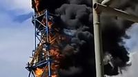 Kebakaran menara scrubber milik PT Sulawesi Nickel Cobalt (SLNC) yang terjadi pada Minggu (12/10/2025) di kawasan PT Indonesia Morowali Industrial Park (IMIP) (Istimewa)