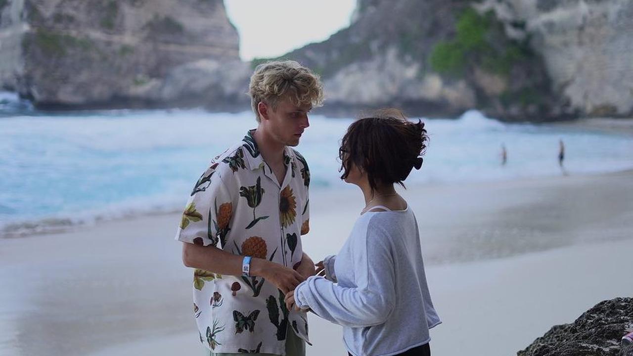 Konsepnya mirip seperti prewedding, ya? Sampai-sampai Indra Bekti mengajukan diri untuk menjadi MC jika mereka nanti menikah.<br>
