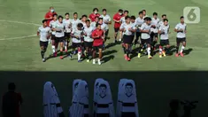 Pemain Timnas Indonesia U-19 melakukan pemanasan saat latihan di Stadion Madya Gelora Bung Karno, Jakarta, Jumat (28/8/2020). Selanjutnya, Timnas U-19 akan berlatih dan mengikuti turnamen mini di Kroasia sebagai bagian persiapan Piala Asia U-19 2020 di Uzbekistan. (Liputan6.com/Helmi Fithriansyah)