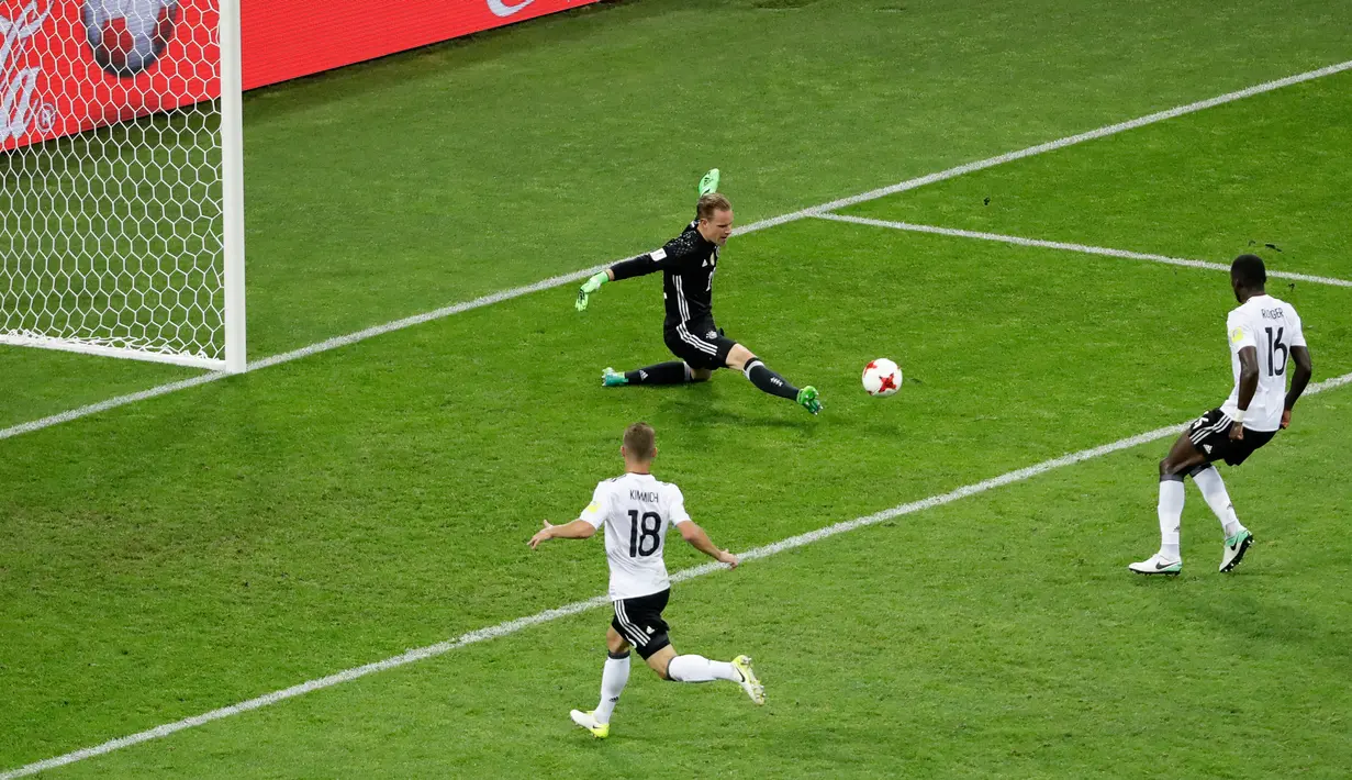 Kiper Jerman, Marc-Andre Ter Stegen berusaha mengalau bola saat bertanding pada semifinal Piala Konfederasi 2017 di Stadion Fisht, Sochi, Rusia, (29/6). Jerman akan menghadapi Chile di Final. (AP Photo/Sergei Grits)