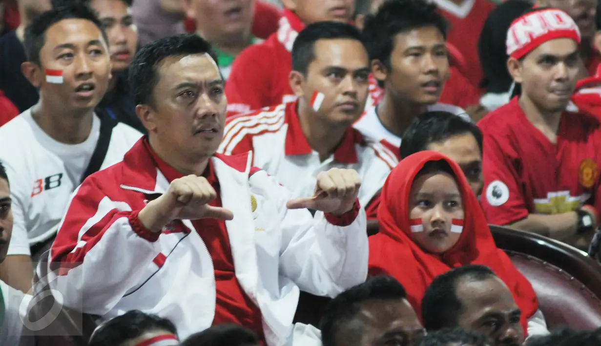 Menteri Pemuda dan Olahraga Imam Nahrawi saat memberi dukungan kepada Timnas Indonesia saat nonton bareng Final Piala AFF 2016 di Kemenpora, Jakarta, (17/12). Final tersebut mempertemukan Indonesia dengan Thailand. (Liputan6.com/Gempur M Surya)