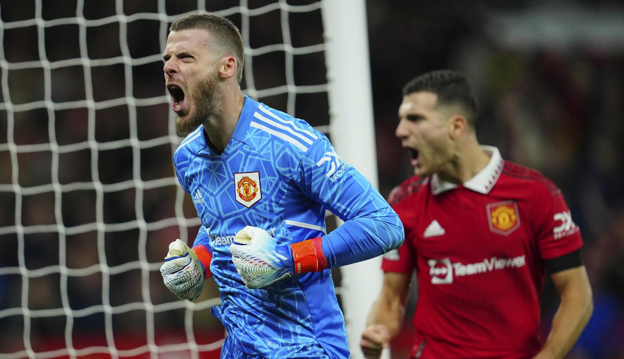 David De Gea. Kiper utama Manchester United berusia 31 tahun yang telah 12 musim membela Setan Merah ini menjadi kiper paling senior di Timnas Spanyol saat ini. Posisinya yang tak tergantikan bersama MU tentu menjadi pertimbangan besar Luis Enrique menjadikannya sebagai pilihan utama di Piala Dunia 2022 Qatar, di samping memiliki kelebihan dari segi pengalaman. Bersama Timnas Spanyol ia telah mengoleksi 45 caps dengan torehan 21 kali clean sheet sejak melakukan debut pada 7 Juni 2014. (AP/Jon Super)