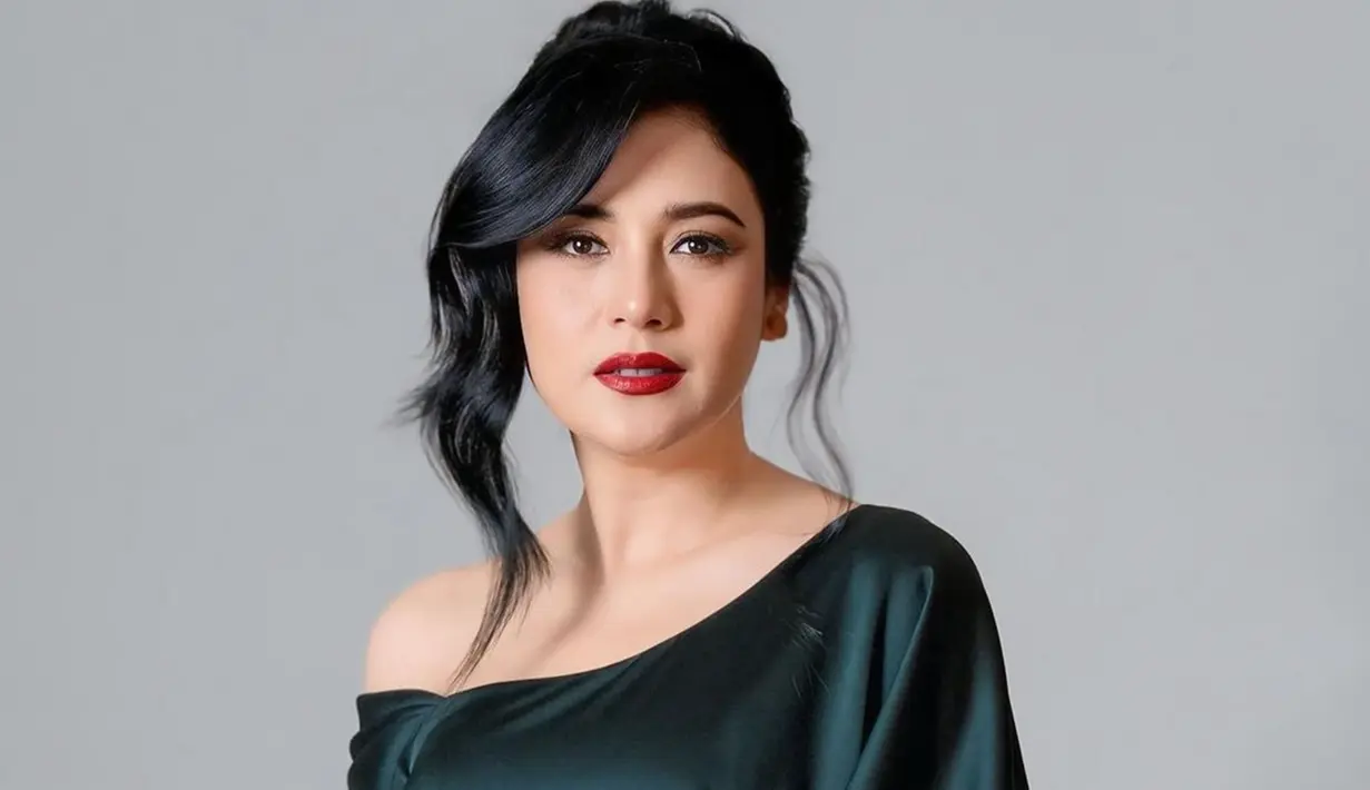 Ganti busana, foto apik Fera Feriska ini merupakan jepretan dari Norio Sekeon. Wajah istri Fathir Muchtar ini dipoles oleh MUA Ernia Apriliawanti dari Red Berry Wedding dan rambutnya ditata oleh hair do Bayu Anggara. Penampilannya elegan, fashion stylish Jeffry Tan yang langsung menata penampilan artis berusia 40 tahun. Cindy Fatikasari hingga Biliand Wekan memuji penampilan Fera. (Liputan6.com/IG/@_feraferiska_)