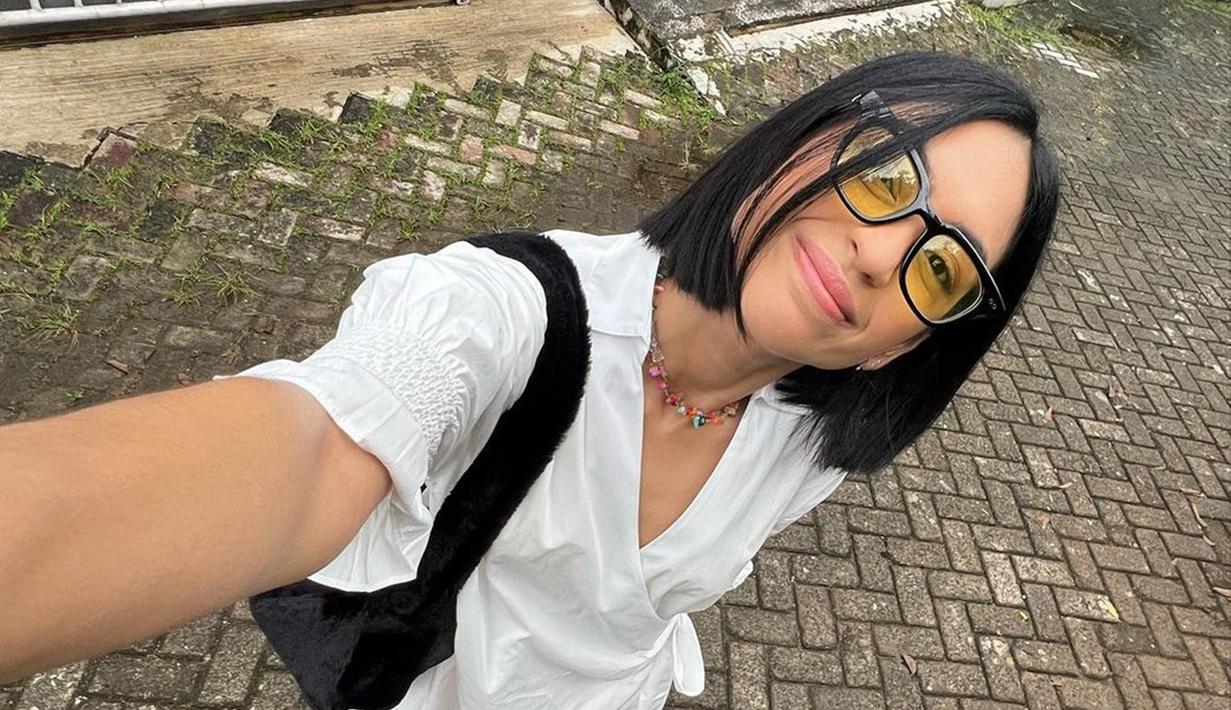 Meski sudah berusia 28 tahun, tak dipungkiri jika Taskya Namya tetap memesona bak remaja berusia 17 tahun. Aura pemeran Sephia dalam film Generasi 90an: Melankolia makin terpancar saat pamer foto selfie. Wajah cantiknya terlihat jelas, tak sedikit yang memuji paras wanita yang diketahui merupakan kekasih Ari Irham ini. (Liputan6.com/IG/@taskyanamya)