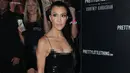 Kourtney Kardashian saat tiba menghadiri peluncuran PrettyLittleThing By Kourtney Kardashian di Los Angeles, California (25/10). Kourtney tampil seksi dengan busana serba hitam. (Rich Fury/Getty Images/AFP)